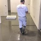 JOINORTE hombre realizando rehabilitación de piso